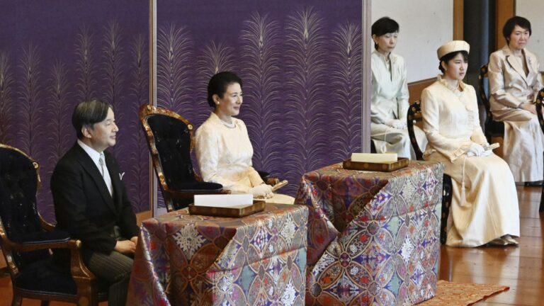L'empereur du Japon réfléchit aux rêves des enfants dans un poème