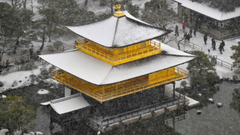 La neige recouvre le Japon de Kyoto à Yamagata