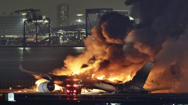 Le Japon fête le premier anniversaire d'une collision meurtrière à l'aéroport Haneda de Tokyo