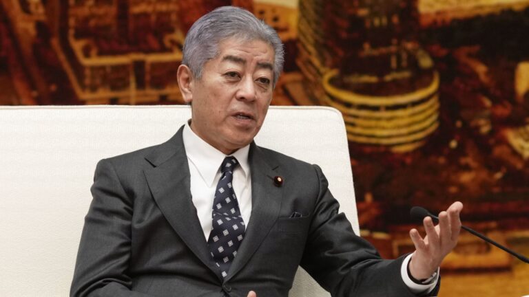 Le ministre japonais des Affaires étrangères Iwaya se rendra à l'investiture de Trump