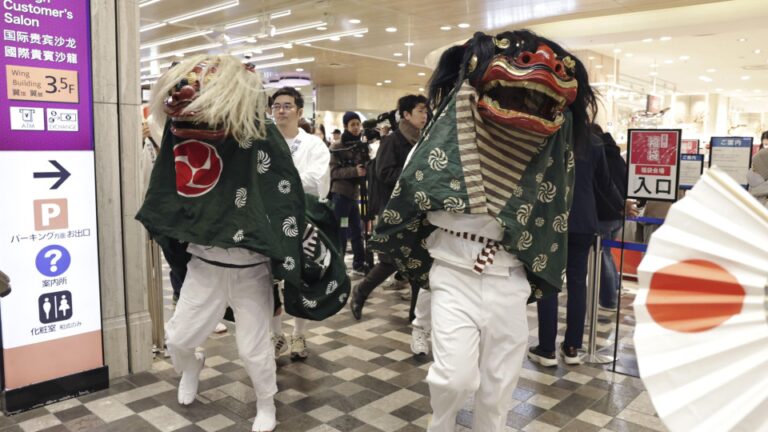 Les acheteurs affluent pour les soldes du Nouvel An dans un grand magasin au Japon