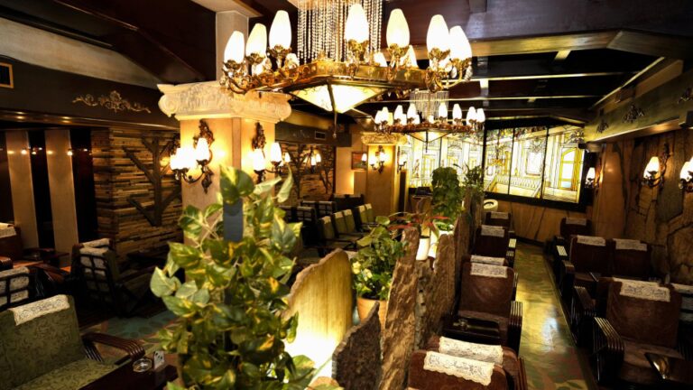 Les cafés rétro apportent des gorgées de nostalgie à la jeunesse japonaise attirée par les médias sociaux