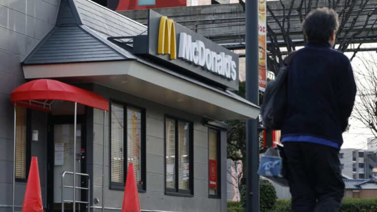 Un homme arrêté fait face à une accusation de meurtre suite à des agressions au couteau chez McDonald's au Japon
