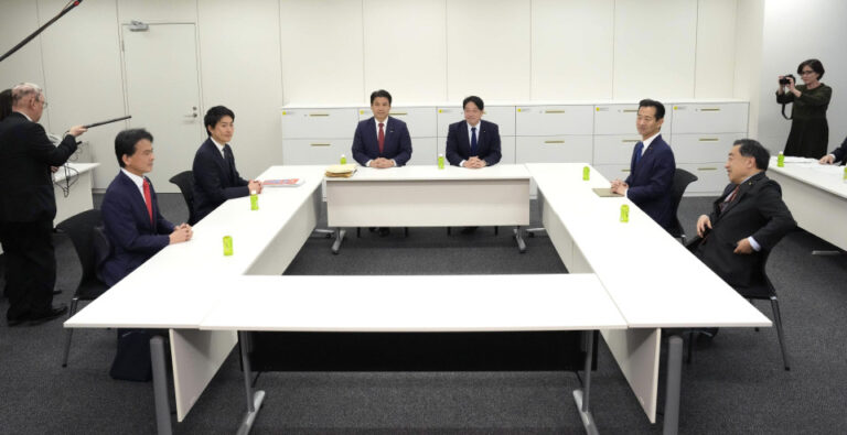 Bloc auprès du Japon, petit parti d'opposition près de l'accord pour passer le budget