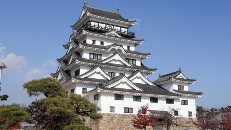 Château dans l'ouest du Japon avec une histoire de 400 ans ouverte pour les nuités