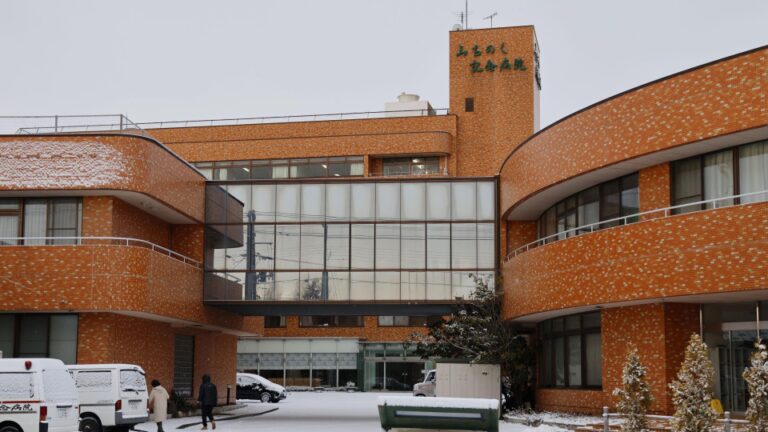 Ex-tête de l'hôpital japonais soupçonné d'avoir couvert un meurtre à l'hôpital