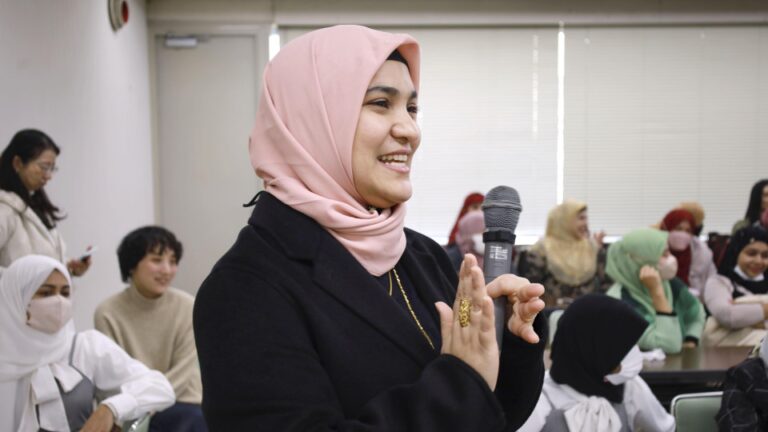 Femme rohingya aidant les membres de la communauté à s'adapter à la vie au Japon