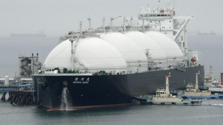 Japan PM pour promettre plus d'importations de GNL de notre part en pourparlers avec Trump