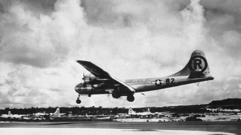 L'exposition Smithsonian, y compris les photos du Japon A-Bomb, est retardée à 2026