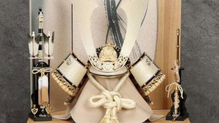 Primeiro-ministro do Japão dá capacete de samurai dourado a Trump como presente