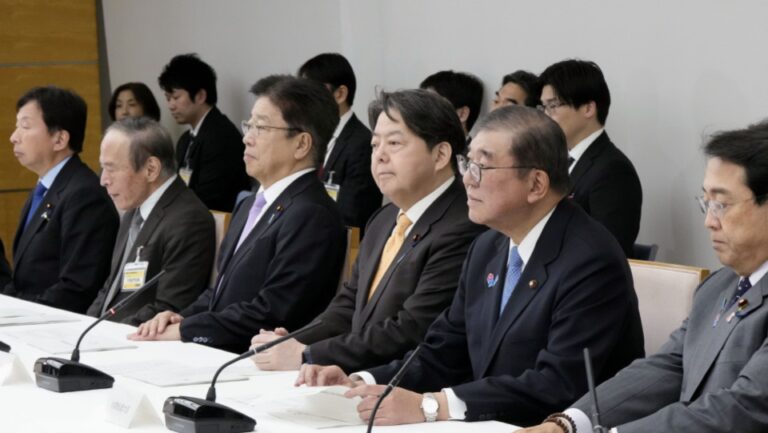 Le Japon maintient la vision de la reprise économique, prévient les politiques commerciales de Trump