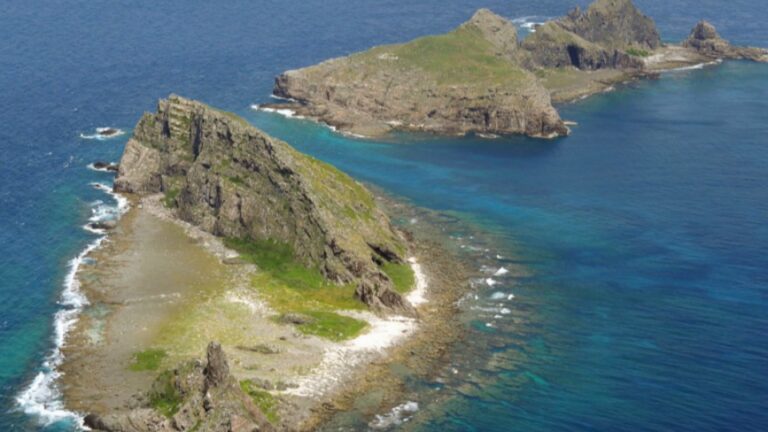 Le Japon proteste contre l'intrusion des navires chinois dans les eaux autour de Senkaku