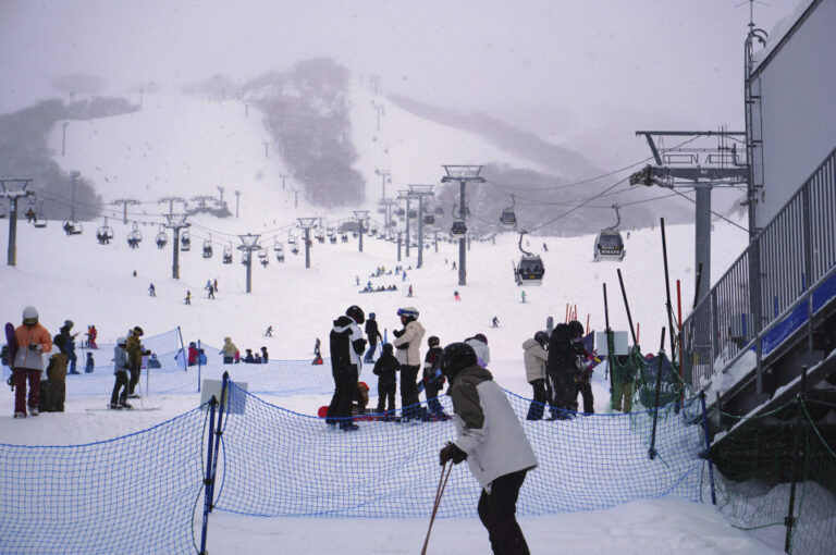 Le boom du tourisme envoie des prix en flèche dans la célèbre station de ski Niseko au Japon