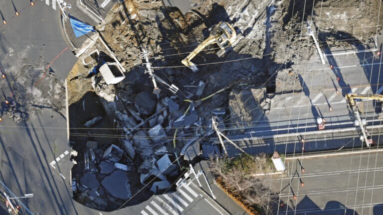 Les efforts continuent de nettoyer les débris dans le gouffre, le conducteur de sauvetage piégé