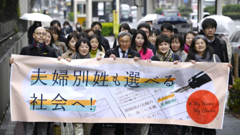Plus de 40% des Japonais veulent utiliser de vieux noms de famille au travail après le mariage