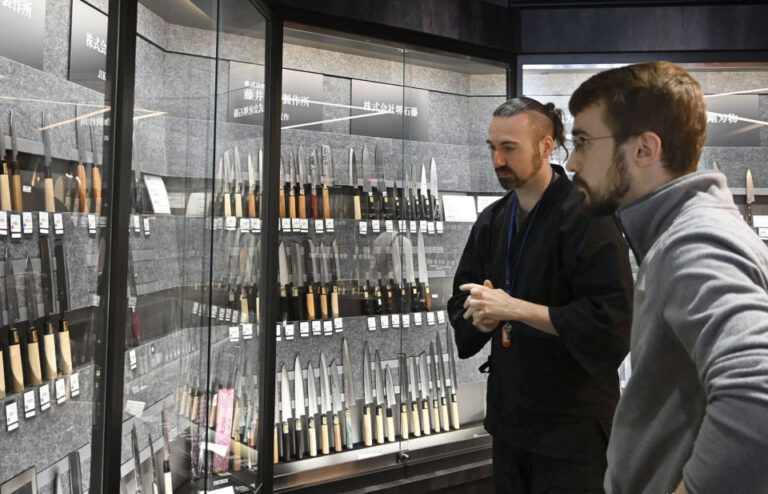 Sakai Knives um corte acima dos visitantes estrangeiros no Japão