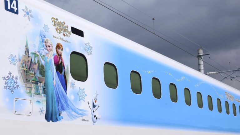 Train à puces ShinkanSen sur le thème de Disney illustré avant le lancement