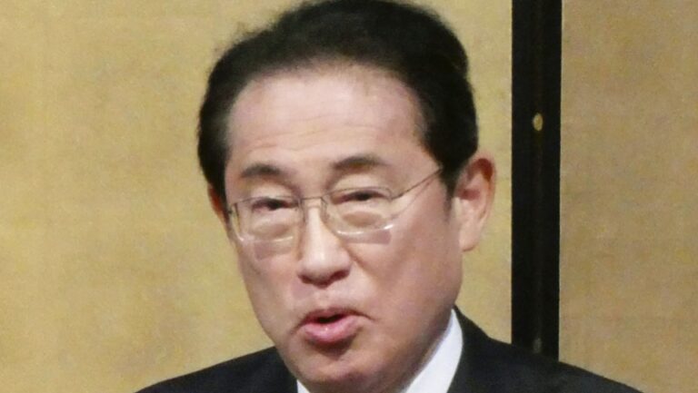 Ex-Japan PM Kishida maintenant sous les projecteurs sur la distribution de bons cadeaux
