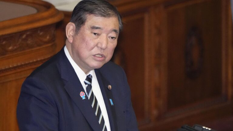 Japan PM pour assister à la cérémonie sur le site de bataille de la Seconde Guerre mondiale Iwoto le 29 mars