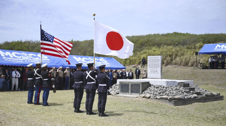 Le chef du Pentagone Hegseth montre l'unité avec le Japon sur le site de la Seconde Guerre mondiale Iwoto