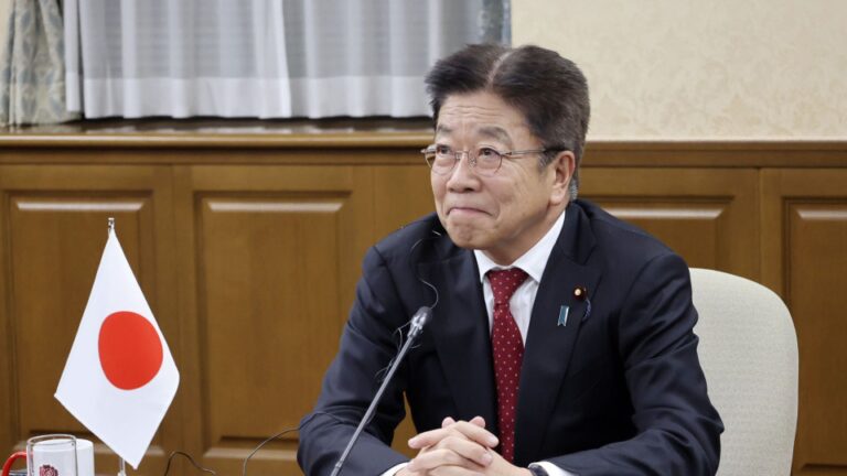 Le ministre des Finances du Japon appelle les tarifs américains « regrettables » lors des discussions G7