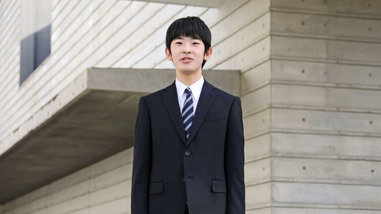 Le prince hisahito du Japon, 2e en ligne sur le trône, diplômé du lycée