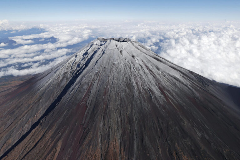 Les grimpeurs du mont Fuji affronteront 4 000 frais de yens au milieu de problèmes de surpeuplement