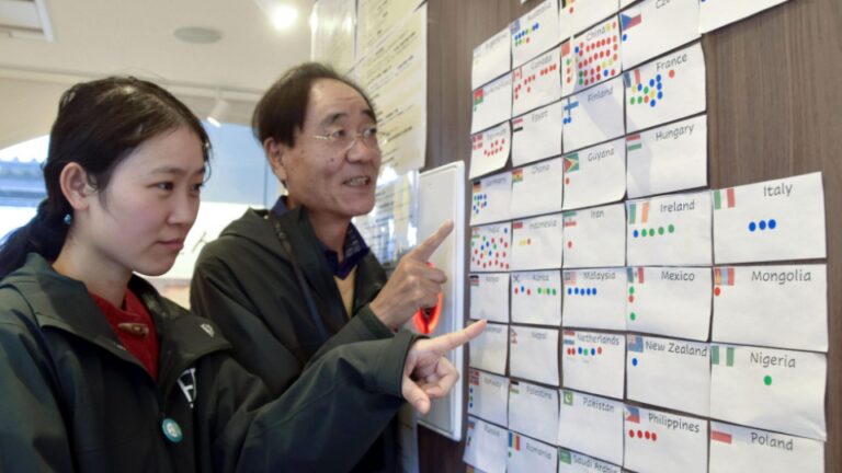 Les visiteurs à l'étranger apportant une nouvelle vie à Fukushima à coups de main nucléaire