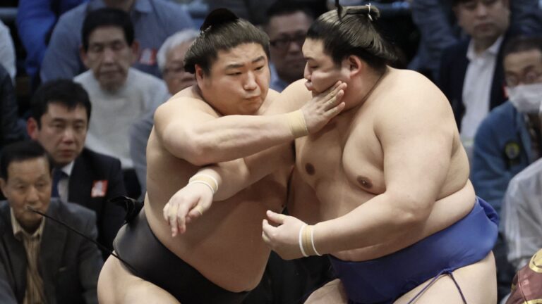 Onosato, Abi battu tandis que les hauts rangs endurent les départs lents à Osaka