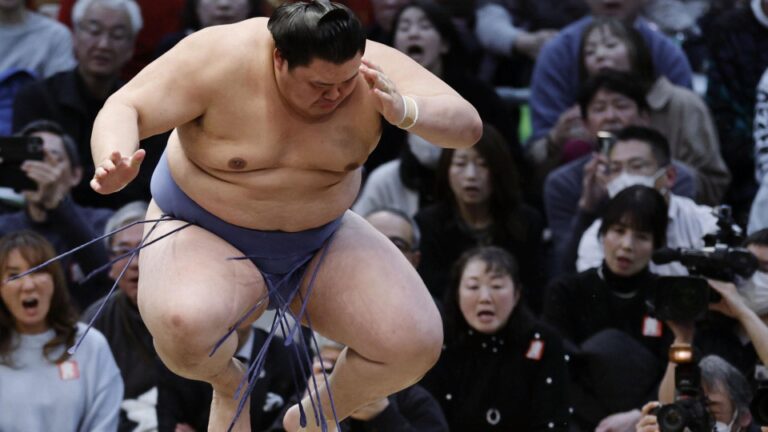 Onosato bat Takerufuji, se déplace en avance à 2 voies avec Takayasu