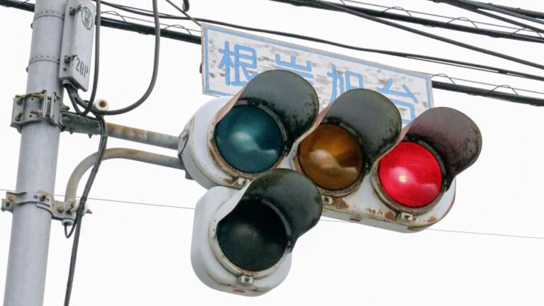 24% des feux de circulation japonais vieillissants, ce qui fait valoir les craintes de sécurité