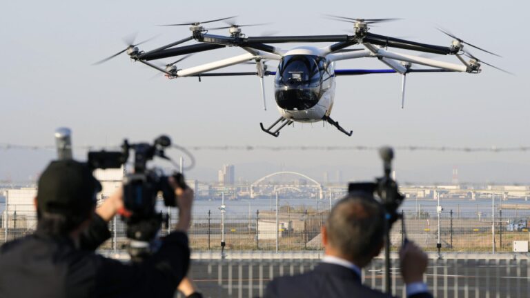 « Flying Car » fait un vol de démonstration sur le site de l'Expo mondiale avant l'ouverture