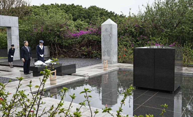 Japan Emperor explore son rôle symbolique dans les voyages pour pleurer la guerre morte