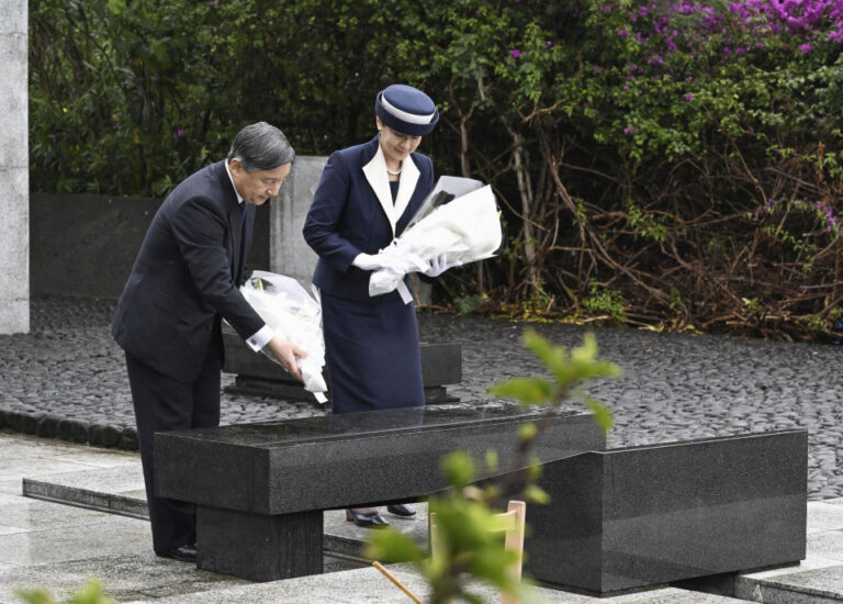 Japon Imperial Couple pleure Iwoto War Dead dans la Seconde Guerre mondiale 80e Annue. visite
