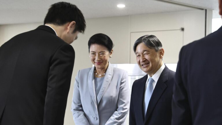 L'empereur du Japon, l'impératrice arrive à Osaka Pref. pour l'ouverture de l'exposition mondiale