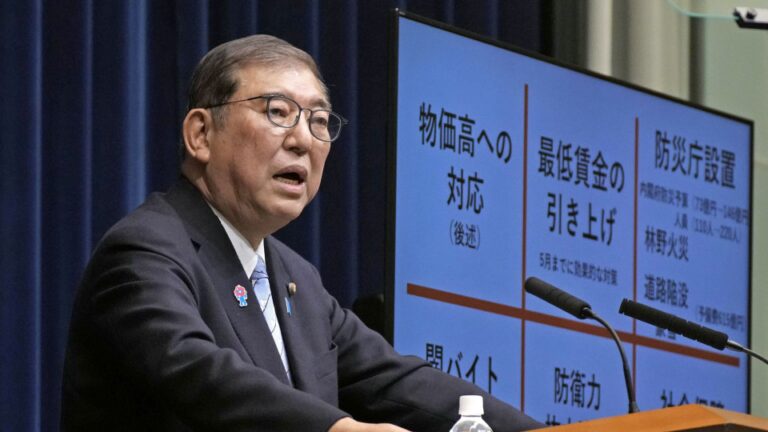 Le Japon PM promet de gagner la confiance au milieu du scandale, assure un soulagement de l'inflation