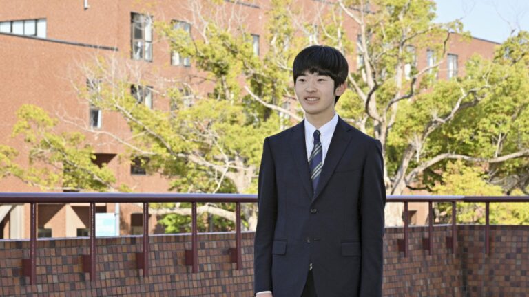 Le prince hisahito du Japon, 2e en ligne sur le trône, entre à l'université