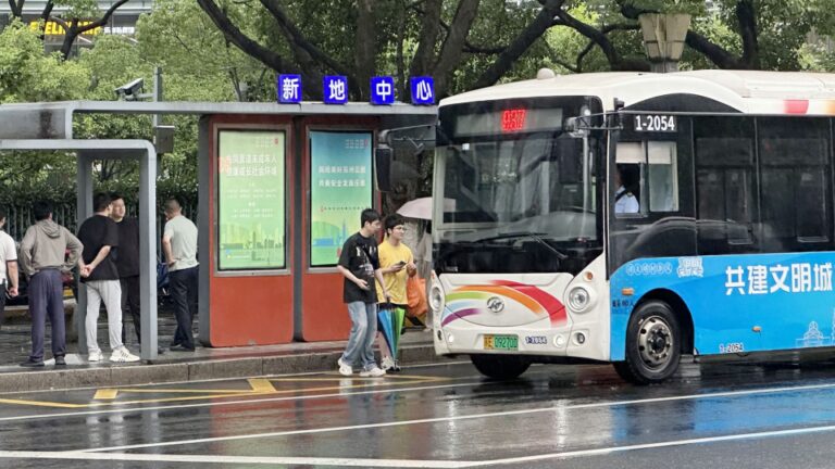 STOP de l'autobus scolaire en porcelaine exécuté: le gouvernement japonais