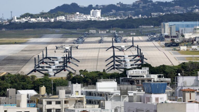 Le sac avec un tube inflammable tombe de l'hélicoptère des forces américaines à Okinawa