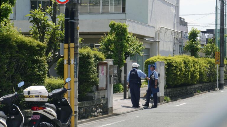 2 hommes arrêtés pour perturbation à l'école Tokyo, 5 enseignants blessés
