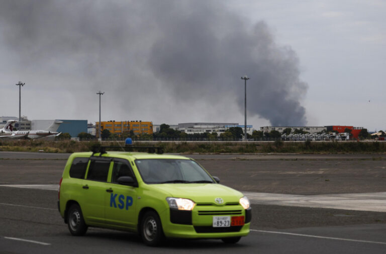 Incendie près de l'aéroport de Haneda à Tokyo, provoquant des retards de vol, éteignant