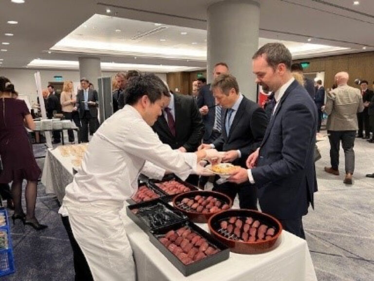 Japon pour augmenter les salaires des chefs lors de missions diplomatiques