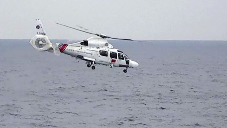 L'hélicoptère de la Garde côtière chinoise entre dans l'espace aérien au Japon au large de Senkakus