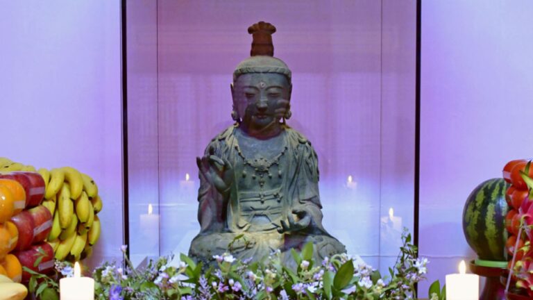 La statue bouddhiste volée est retournée au Japon de la Corée du Sud après 12 ans