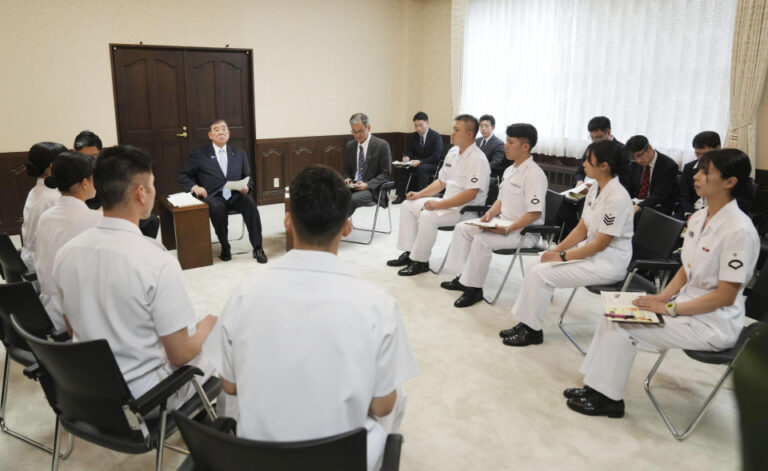 Le Japon PM promet un meilleur traitement du personnel SDF au milieu des défis de sécurité