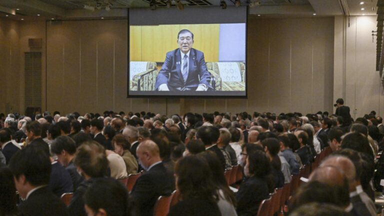 Le PM du Japon Ishiba promet de travailler pour réviser la Constitution, mais l'élan bas