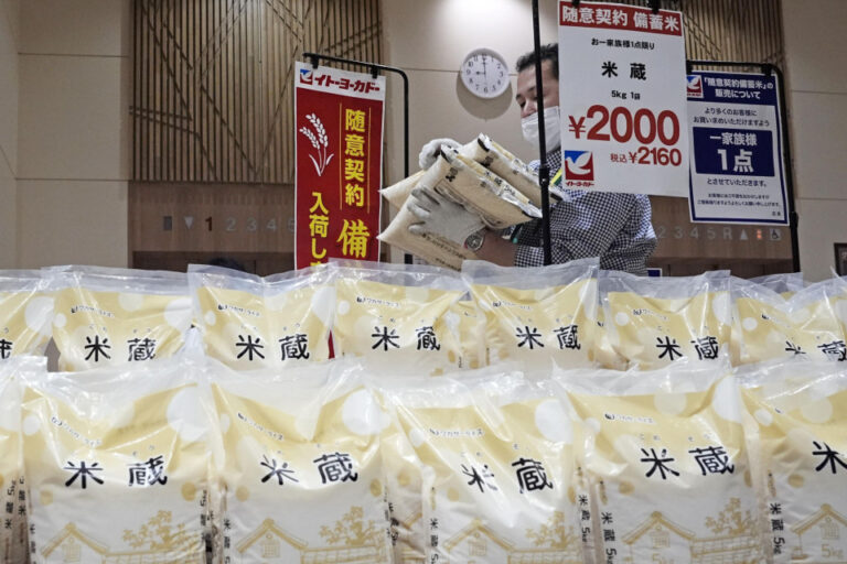 Le riz stocké moins cher du Japon commence à frapper les étagères des magasins