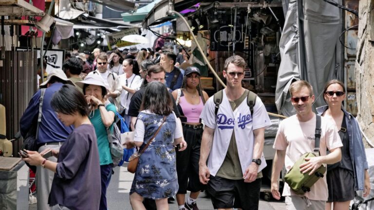 Les visiteurs étrangers au Japon en avril ont établi un record mensuel à 3,9 millions