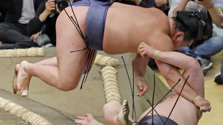 Lone Yokozuna Hoshoryu passe à la 2e victoire contre Wakamotoharu
