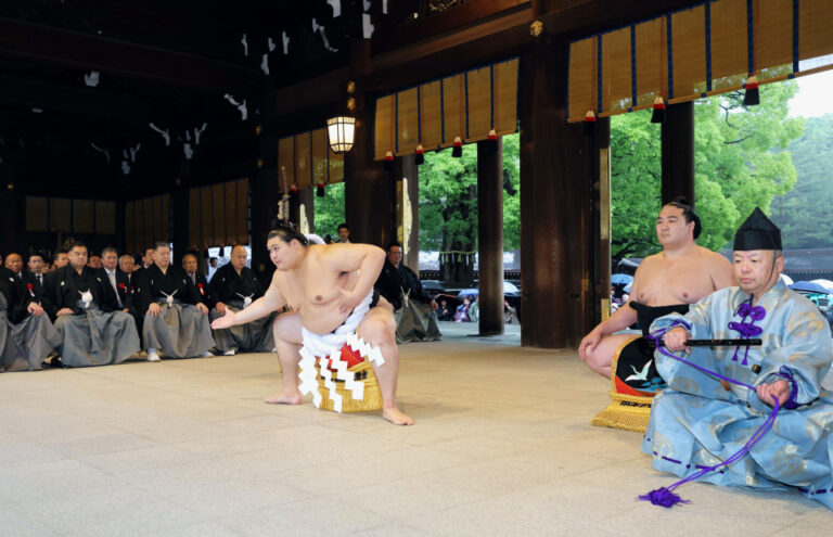Onosato effectue une cérémonie de saisie du ring au sanctuaire de Meiji Jingu